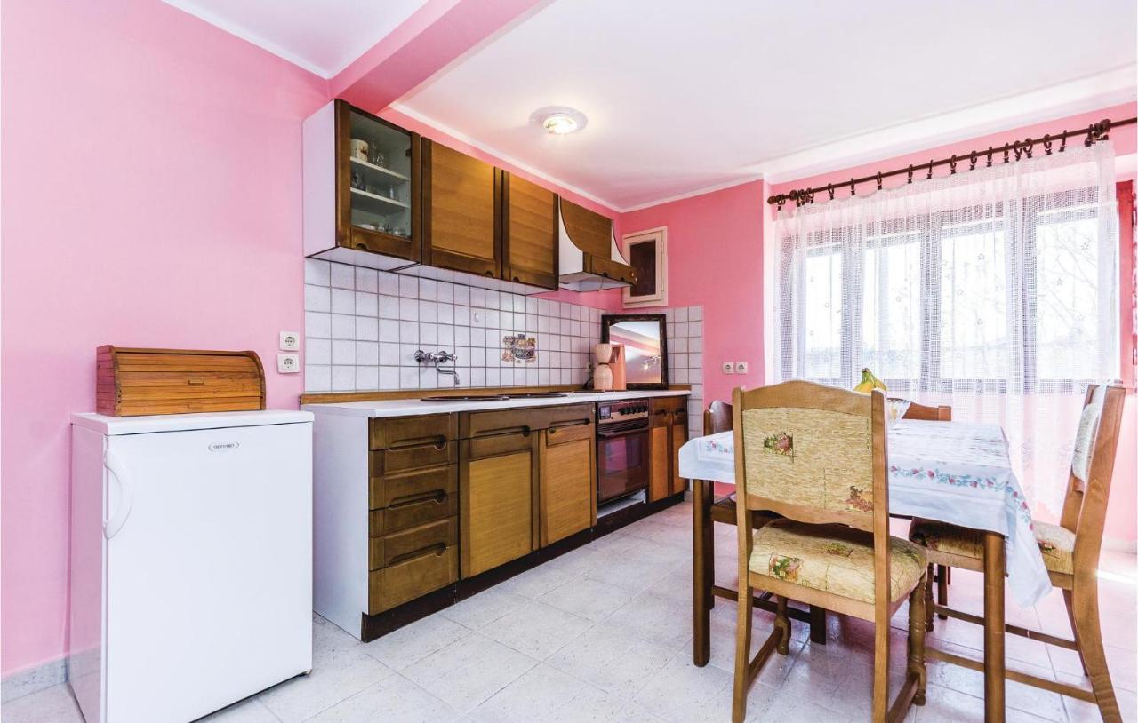 Cozy Apartment In Vrsar With Kitchen Bagian luar foto