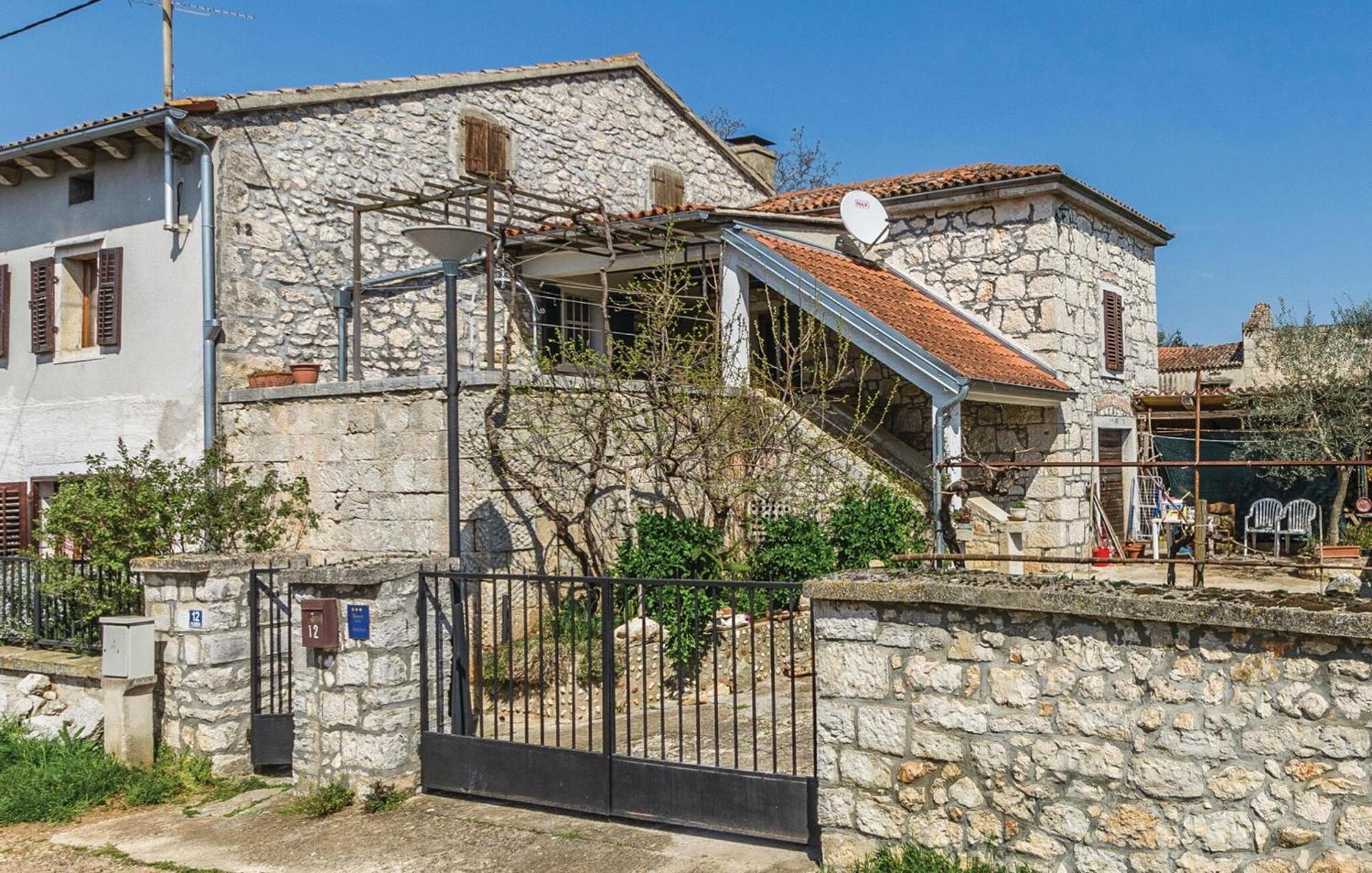Cozy Apartment In Vrsar With Kitchen Bagian luar foto