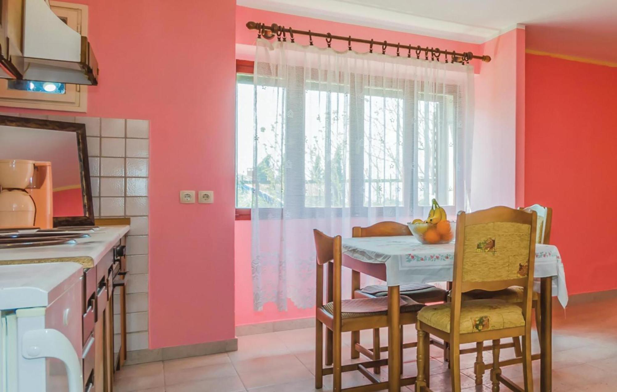 Cozy Apartment In Vrsar With Kitchen Bagian luar foto