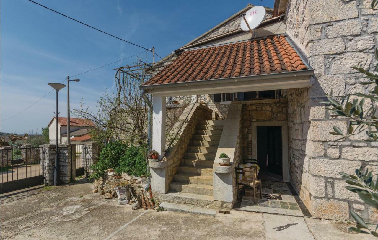 Cozy Apartment In Vrsar With Kitchen Bagian luar foto
