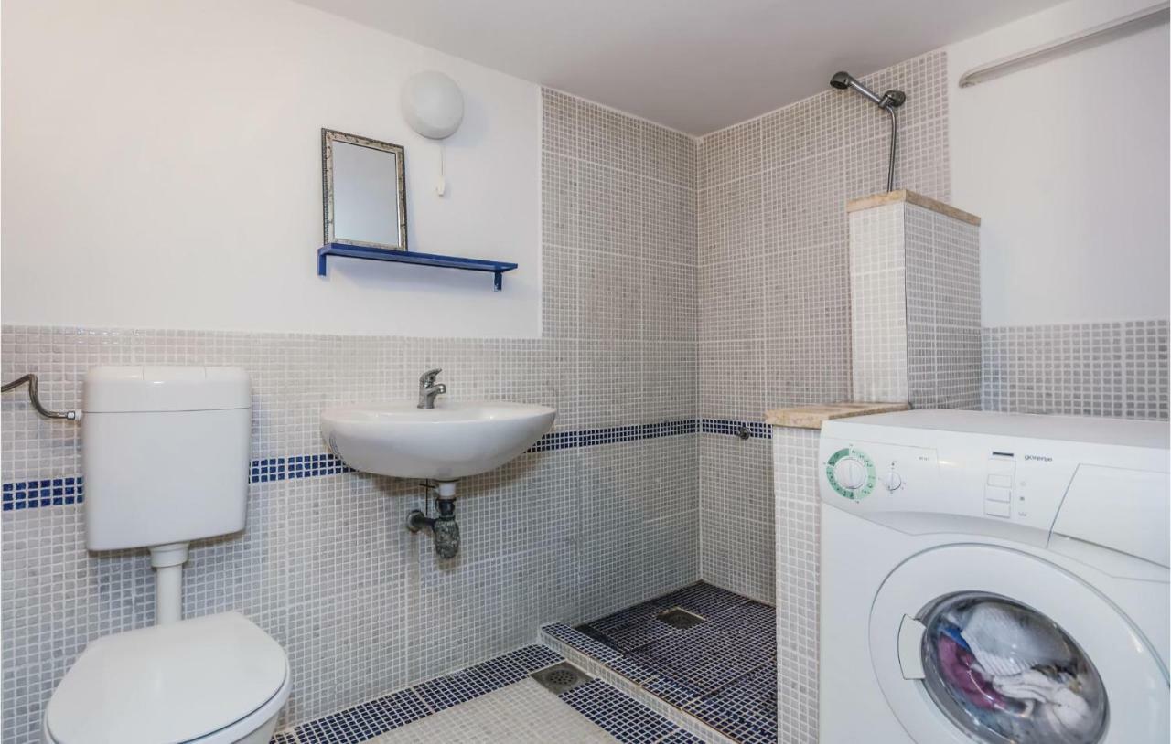 Cozy Apartment In Vrsar With Kitchen Bagian luar foto